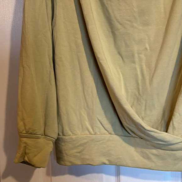Lululemon women’s yellow pleated oversized model sweater size 10 - Picture 3 of 7